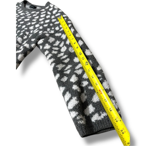 New York & Company Gray and White Fuzzy Soft Patterned Crewneck Cropped Sweater - Picture 11 of 16